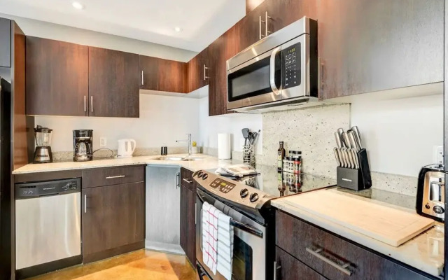 Downtown Condo w Incredible Views and BBQ