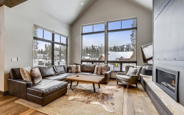 Five Peaks Townhouse with Garage and Hot Tub by RedAwning