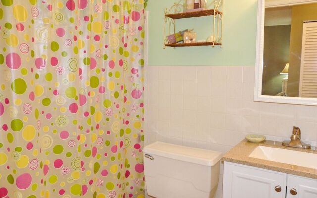 Idyllic Condo With Brief Walk to Beach and Restaurants