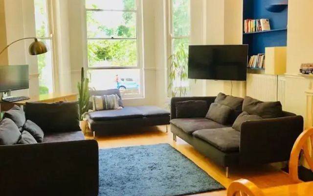 Luxury, Spacious London Apartment on Mattock Lane