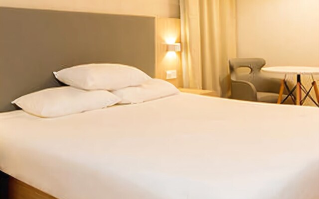 HanTing Hotel (Zoucheng Railway Station Longshan South Road)