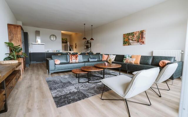 Luxury apartment overlooking the marina for 10 people