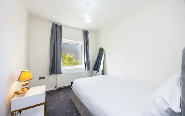 Modern 3 Bedroom House in  Stratford