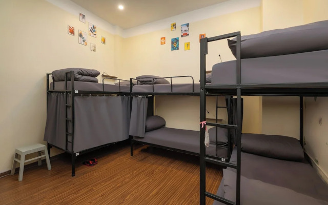 Queen Cafe Hotel & Pub