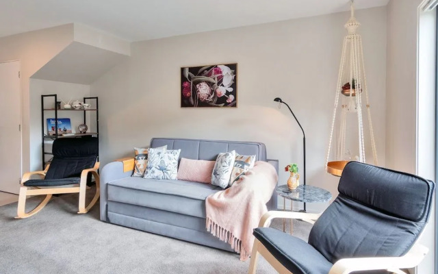 Beautifully Styled 2BR w 2 Carparks & Aircon