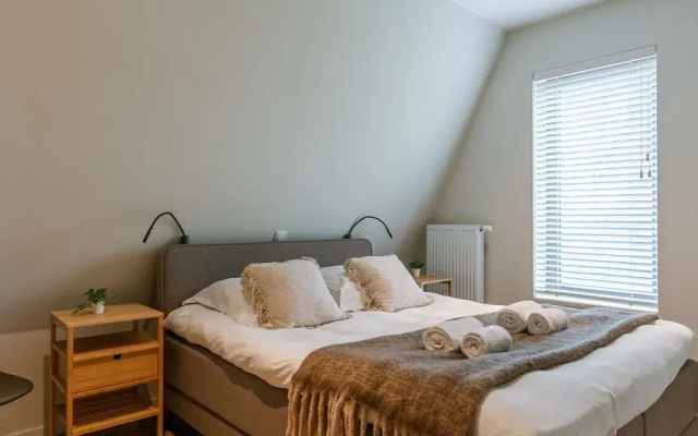 Spacious Top-flour Apartment With Private Parking