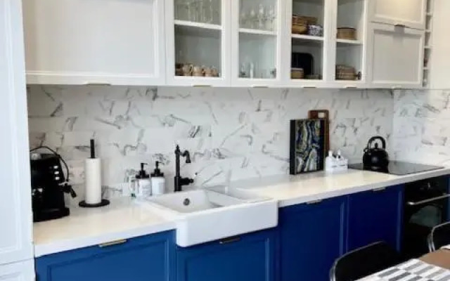 Executive 2 Bedroom Apartment + Parking