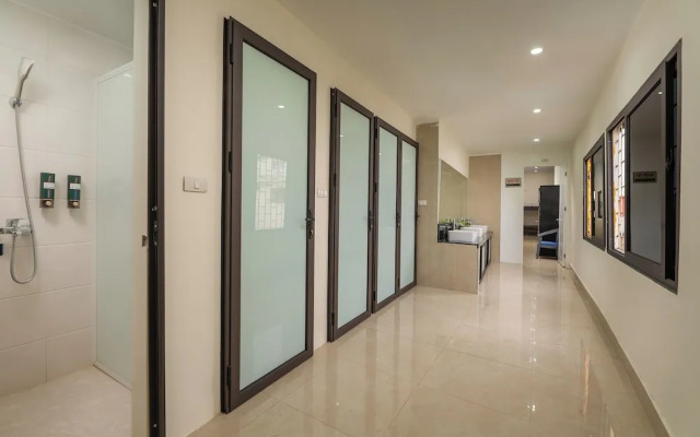 Queen Cafe Hotel & Pub