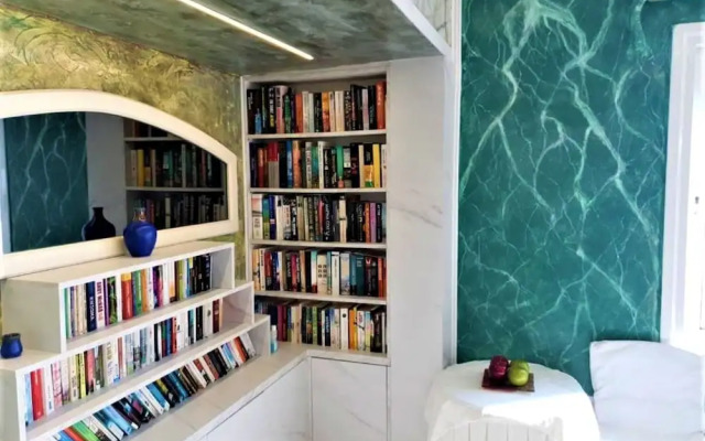 Room in Apartment - Master Suite Complex With Pool and Full View
