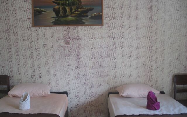 Lovina Central Hostel