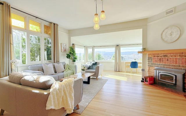 StayAU 2BR Home w/ Stunning Views in Tasmania