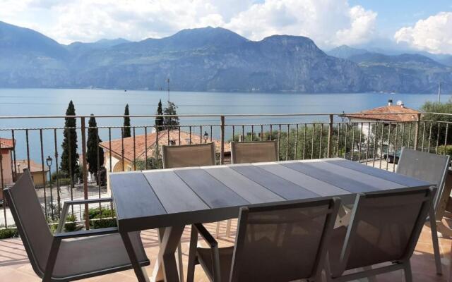 Appartamento DELUXE 1 con vasca idromassaggio vista Lago di Garda, riscaldata, privata e utilizzabile tutto l'anno