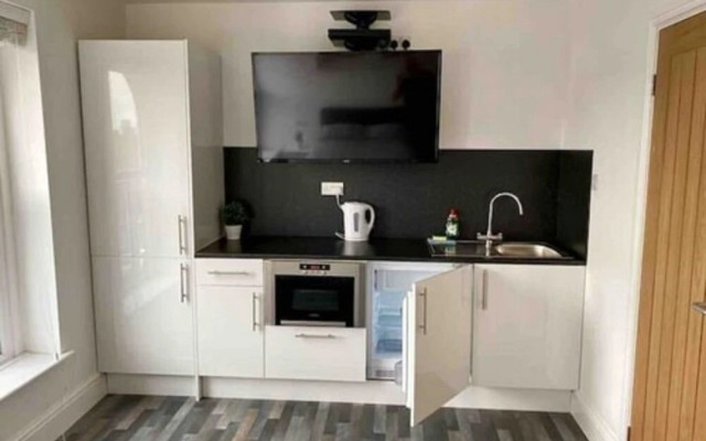 OYO Hillcrest Studio Apartments