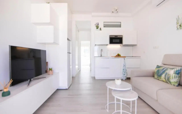 Deluxe Apartment. 50 meters Beach
