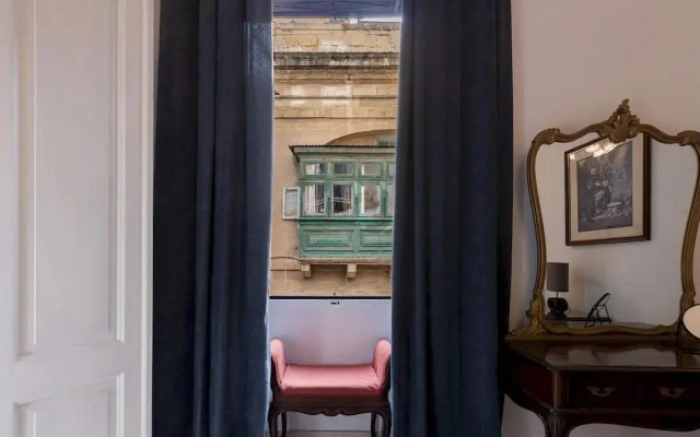 Apartment w Traditional Maltese Balcony in Valletta