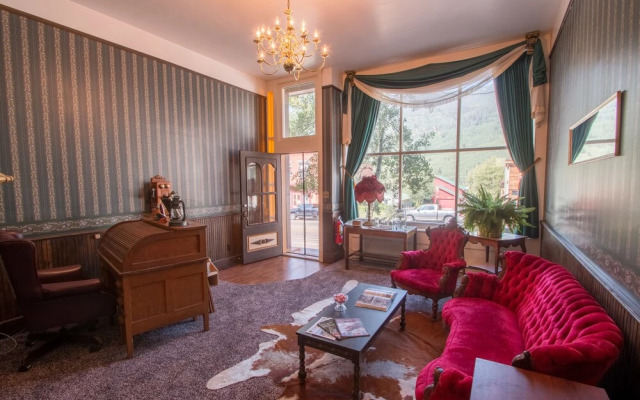 Mine Shaft Inn Hotel & Hostel