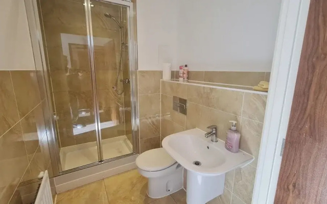 Barking 2 Bed Apt With Parking & Good Travel Links