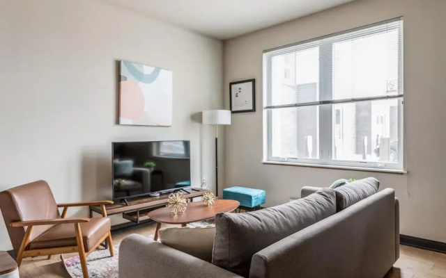 Milwaukee Dreamy 1BD 1BA Downtown Apartment