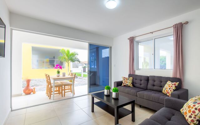 ☆ Charming, Convenient & Spacious 2BR Jan Thiel Apt ☆