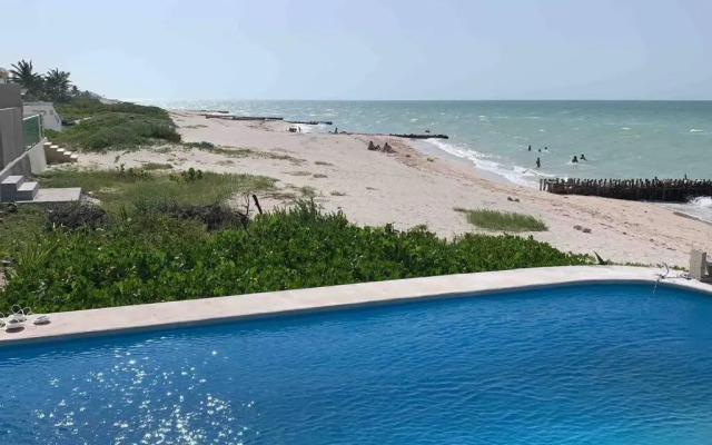 La Casa Amarilla Frente al Mar