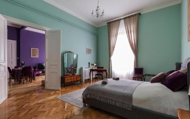 Eclectic Luxury & Spacious 2BR AC Apt in Center