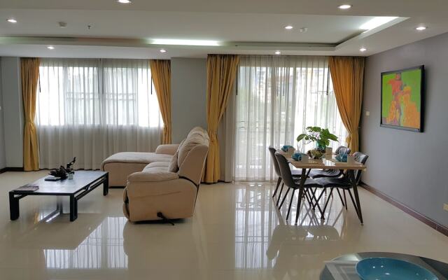 A Large 2 BR-3 Baths 207 Downtown