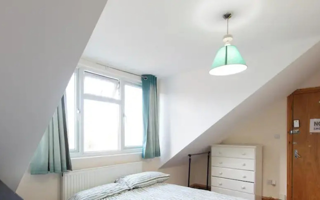 Pebbles Guest House - Flat 6