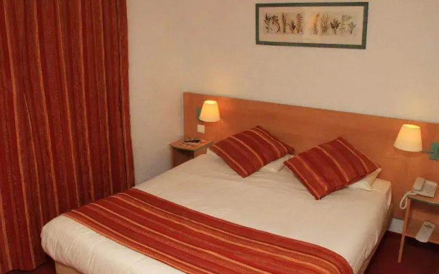 Отель Logis Hôtel Uzès Pont du Gard