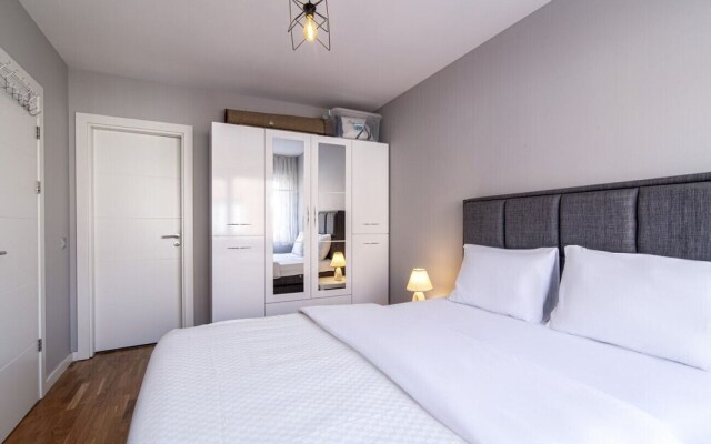 Sleek and Central Flat With Shared Pool in Sisli