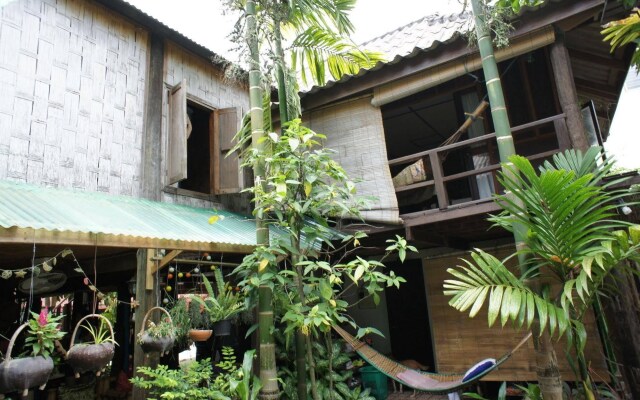 Champa Lao Bungalows