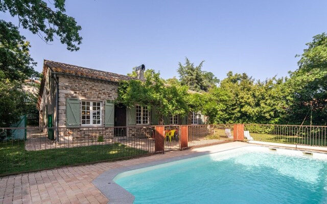 Cozy Holiday Home in Saint-Denis with Swimming Pool