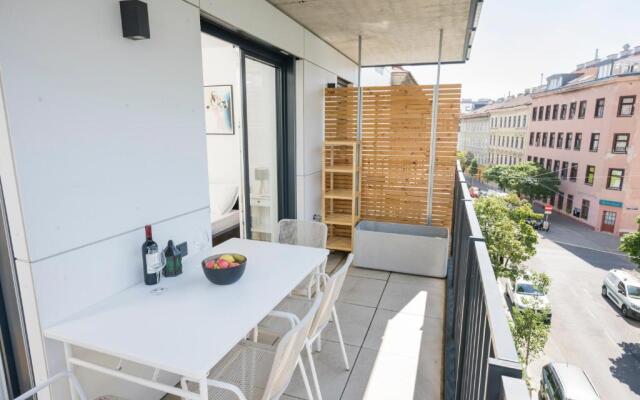 Ottakring Balcony Suite by ichbucheAT