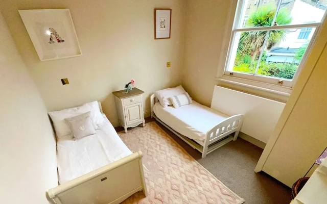 Beautiful Family House With Garden in Queen s Park