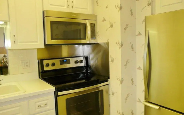 Cozy Beachfront Condo With Pool and Tennis Courts