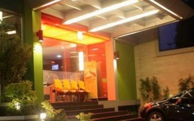Bamboo Inn Hotel & Cafe
