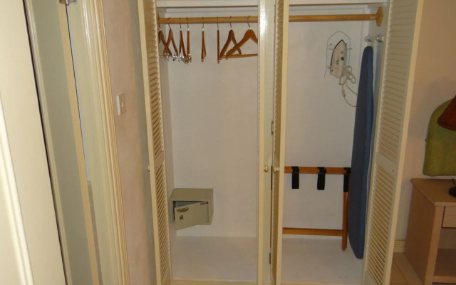 Tropical Winds Apartment Hotel