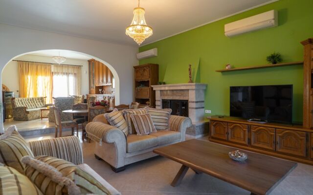 Paul's American Mansion- Volos suburb