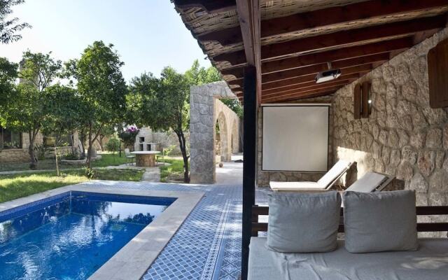Villa Stone House by Amy Villas