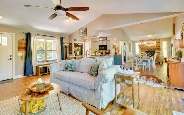 Fire Pit & Grill: Riverfront Home in Arkansas!