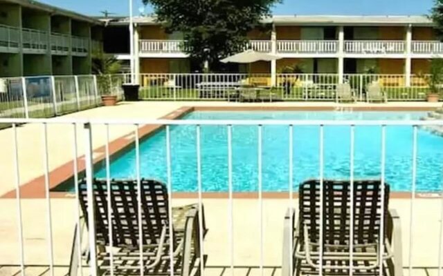 Mid Towne Inn and Suites