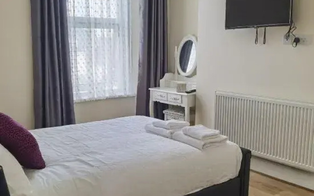 comfy 2 bedroom Apt in central area New Refurbishment