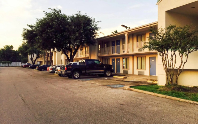 Motel 6 Houston, TX - East