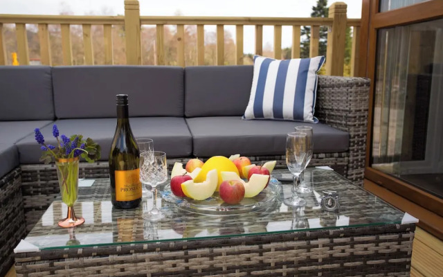 Bluebell Lodge - Sleeps 4,hot Tub, Loch & Woodland