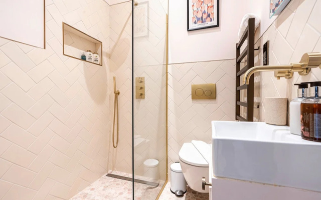 Elegant Flat Near Notting Hill by Underthedoormat