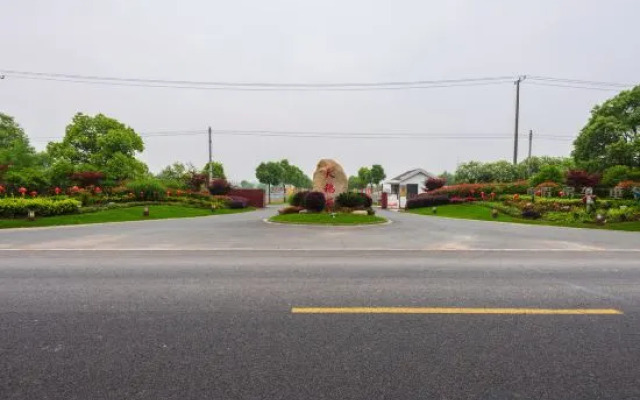 Mingzhu Lake Swan Garden Resort