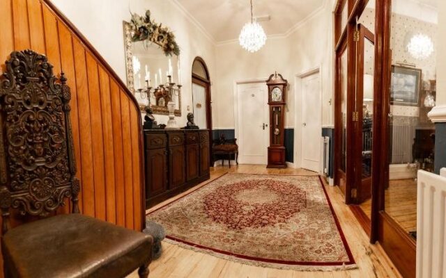 Aaron Court Bed & Breakfast
