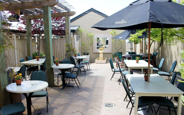 The Prince Albert Backpackers & Bar