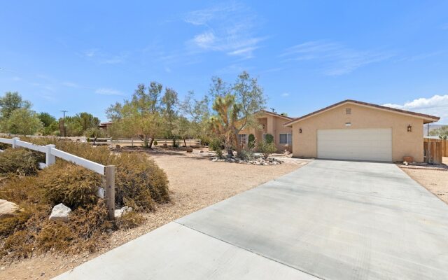 Euphorbia House - Fire Pit, Ping Pong, Tether Ball & Dark Skies 3 Bedroom Home by RedAwning