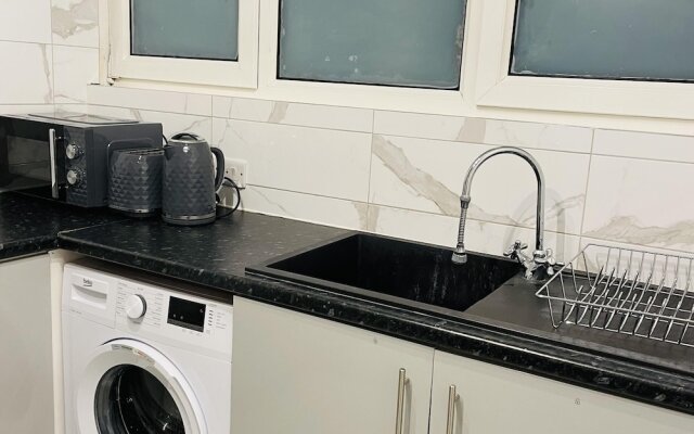 Walk to Lcy Airport/ Excel /dlr 1Br Flat