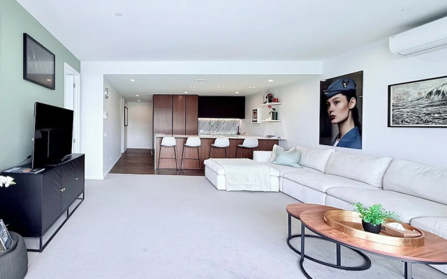 Catalina Bay 2BR w Balcony Views by Zodiak Stays